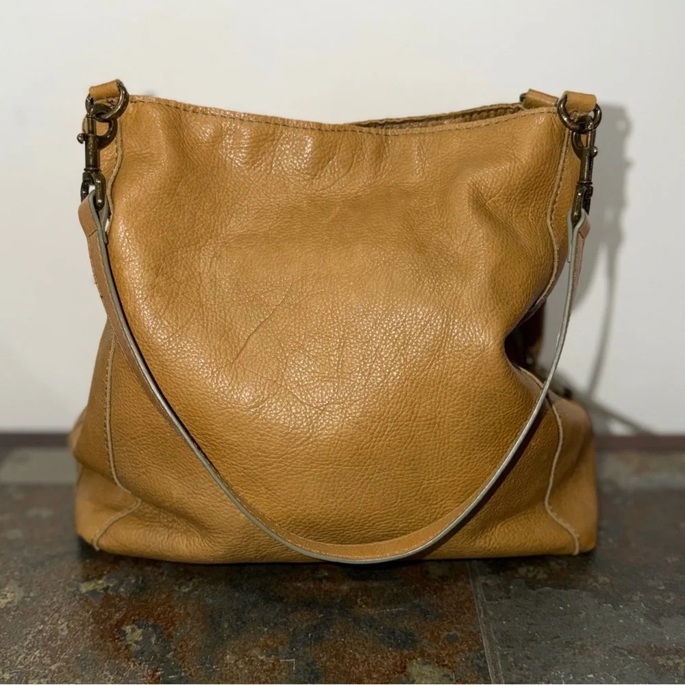 American Leather Co. Austin Triple Entry Bucket Shoulder Bag Women’s - Picture 5 of 8